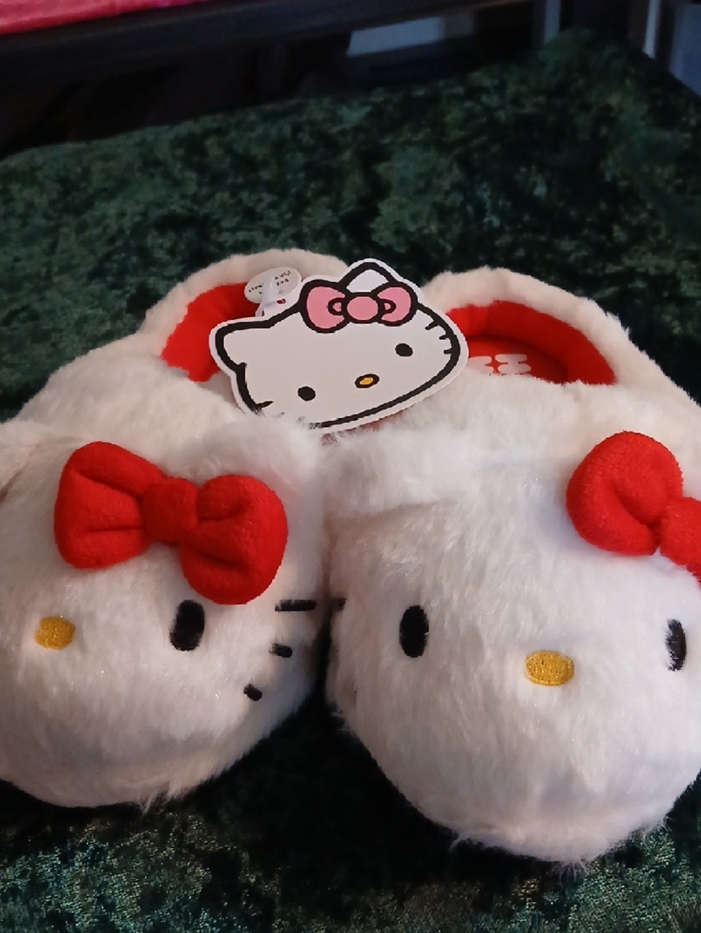 Hello Kitty White Plush Slipper with Red Bow Accent NEVER WORN - Picture 3 of 7